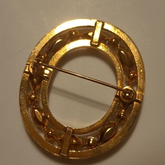 White / Goldtone Brooche - Picture 2 of 2